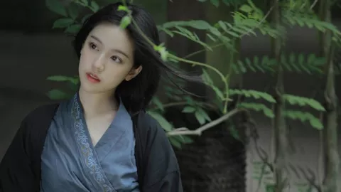 女子硬扛道闸