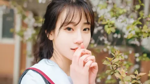 女子挤痘致瘫