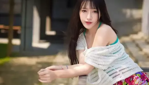 女生被狗追咬