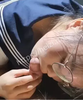 反差眼镜妹
