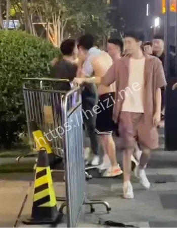 小受咬人