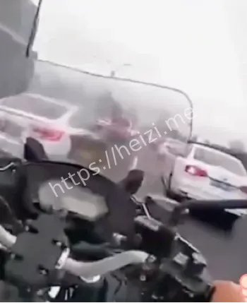 私家车闯红灯