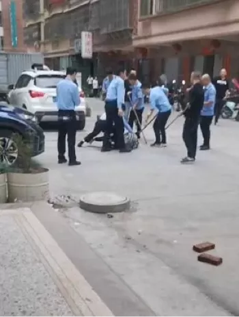 持刀乱砍