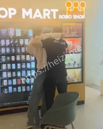 殴打劝阻者