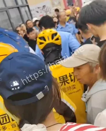 众人围观嘲讽