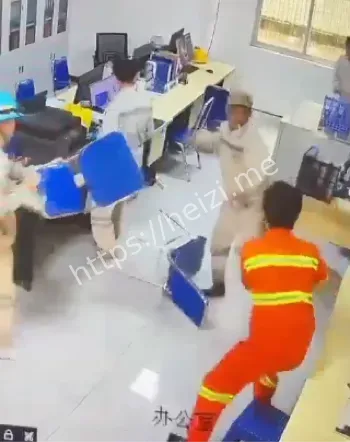 工人持刀
