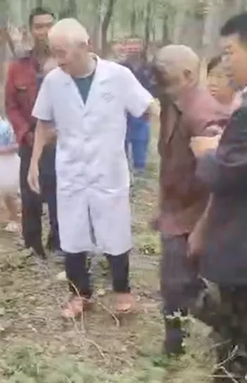 大爷被烟花炸