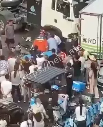 撞向人群