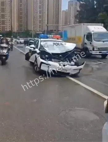 越野车撞人