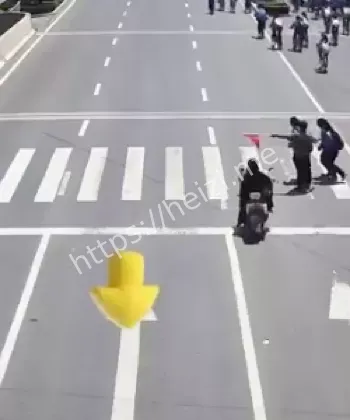 白色小轿车
