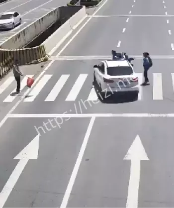 停车让行标识
