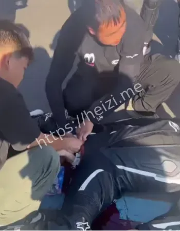 鲜血染红路面