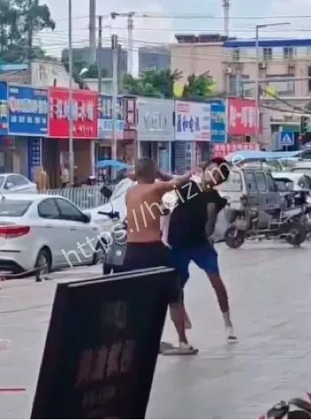 猛踹头部