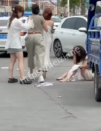当街扒光小三