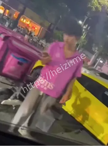 外卖员小电驴