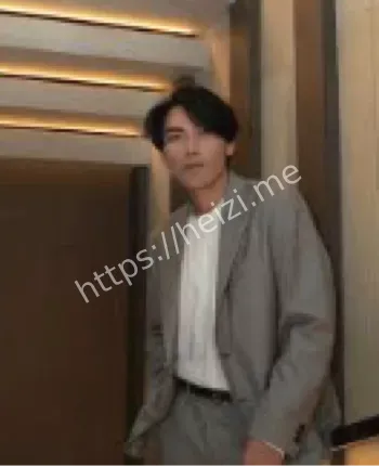 摔下2米舞台