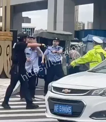 白发老人