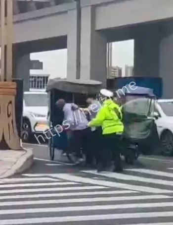 警棍暴打