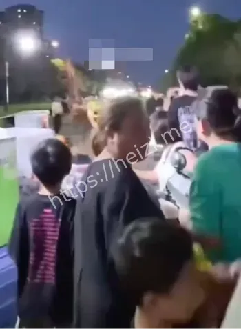 大爷持刀行凶