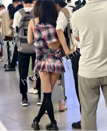 女子着装暴露