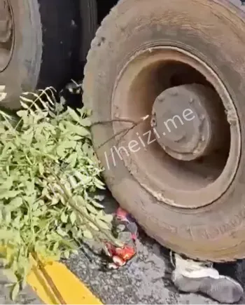 摔车卷入卡车