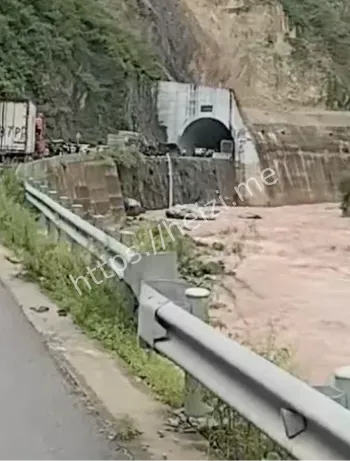 挂车冲河