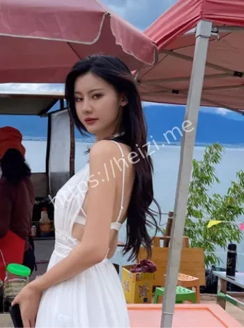 阿朱撩裙造型