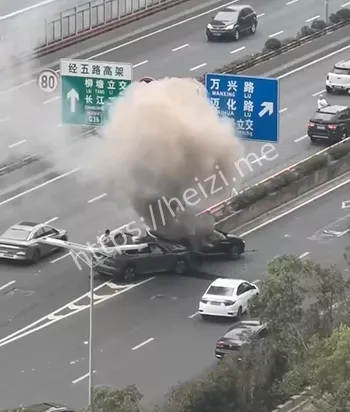 浓烟滚滚