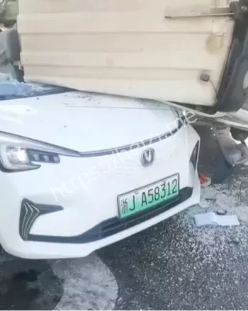 小轿车压毁