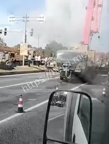 小轿车被压扁