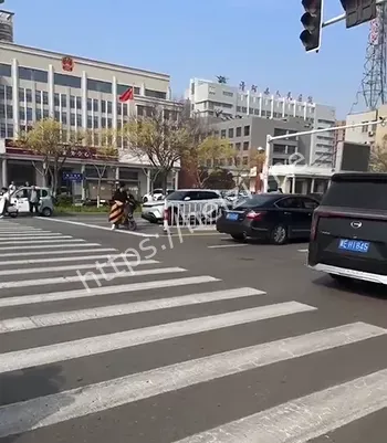 当街暴打