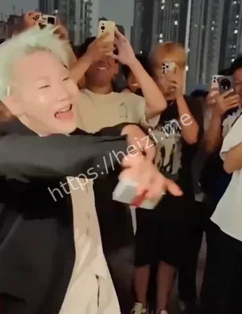 王扁模仿王源爆火网络视频