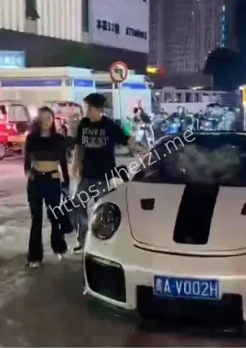 脚踏两条船