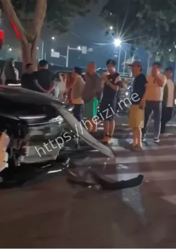 保时捷女撞车