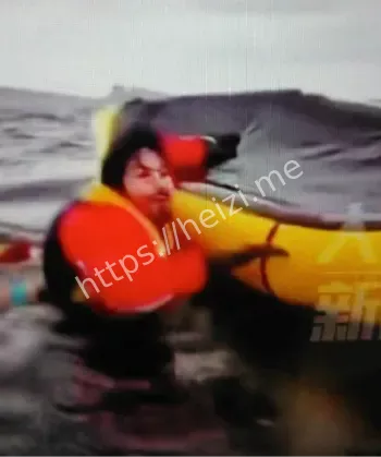 男子被座头鲸吞下