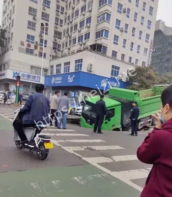惊现吞车巨坑