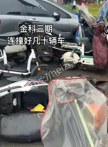 轿车连撞