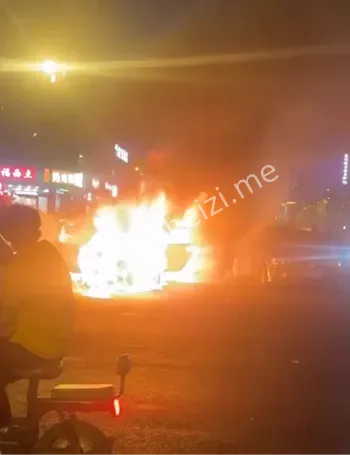 太原路口汽车突发大火