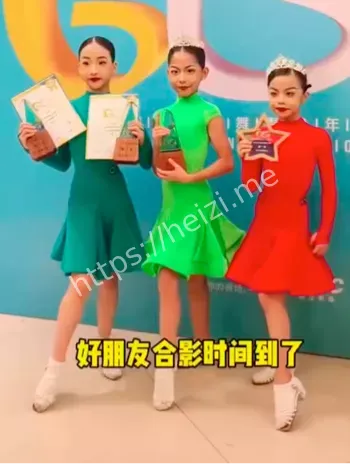 拉丁舞比赛绿衣服女孩撞人