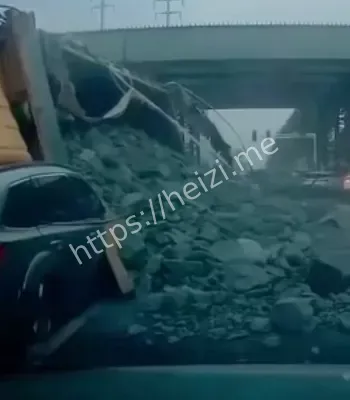 红色轿车