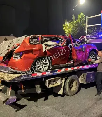 红色轿车