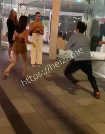 台男出拳反击