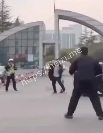 持刀袭警事件