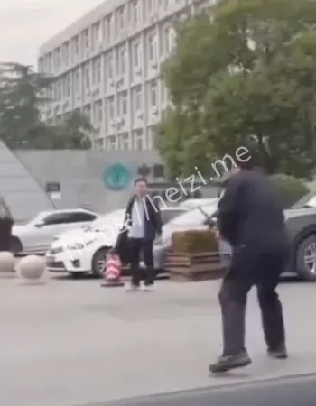 果断冲撞歹徒