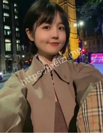 高铁短发女孩