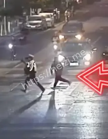 警员抱娃送医