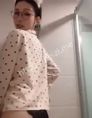 甜美眼镜娘
