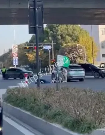 妈妈携子跳桥