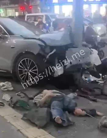 汽车狂冲人行道