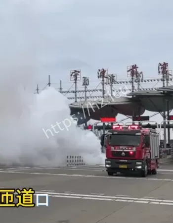 撞隔离墩起火
